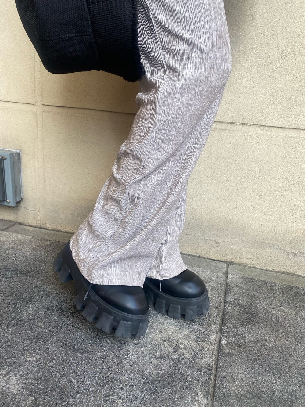 グレー系のその他パンツ、ブラック系のサンダル、ホワイト系のTシャツ/カットソーを着用したレディースの春コーディネートの10枚目の写真