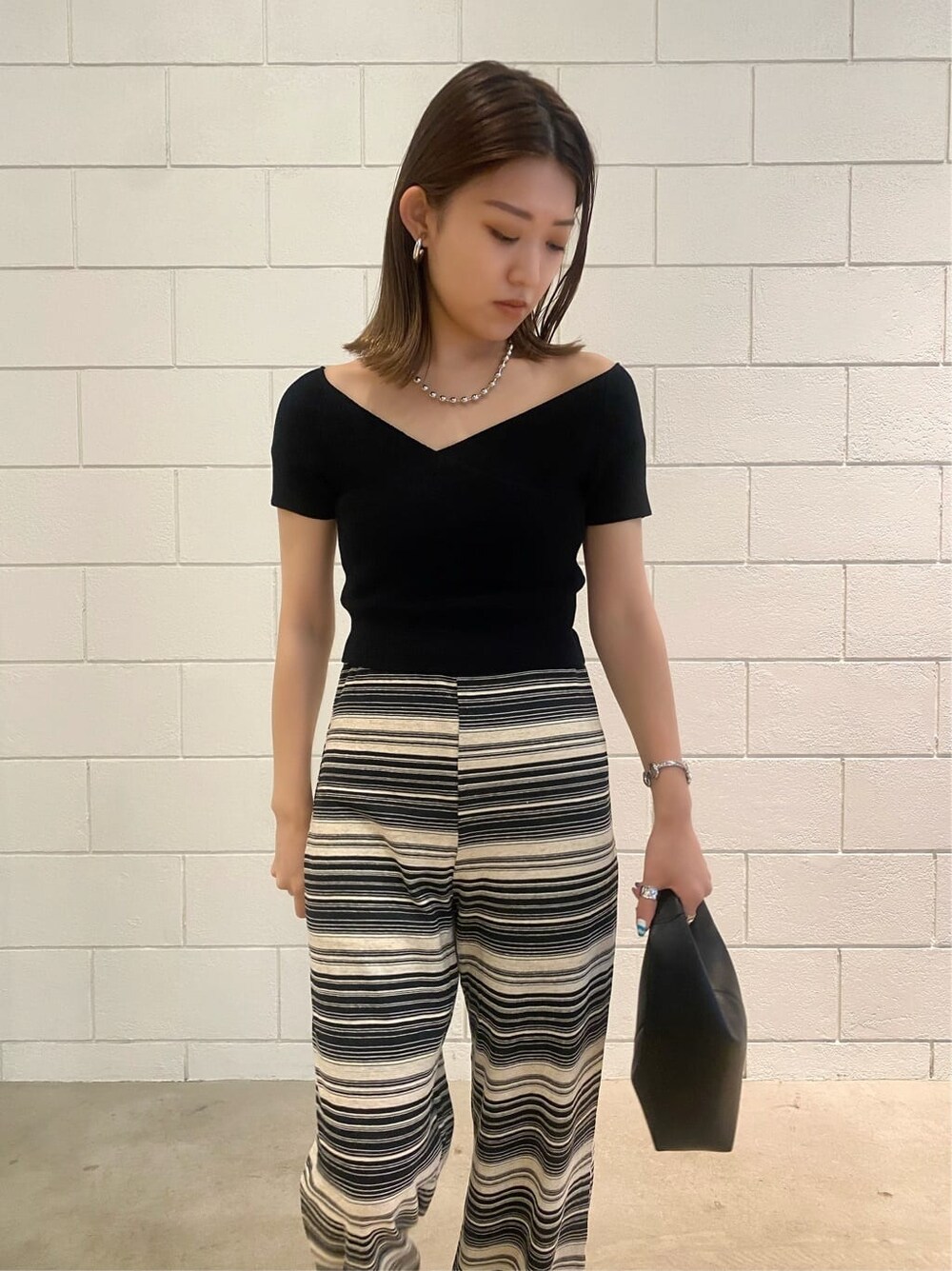 その他のその他パンツ、ブラック系のサンダル、ブラック系のニット/セーターを着用したレディースの夏コーディネートの5枚目の写真