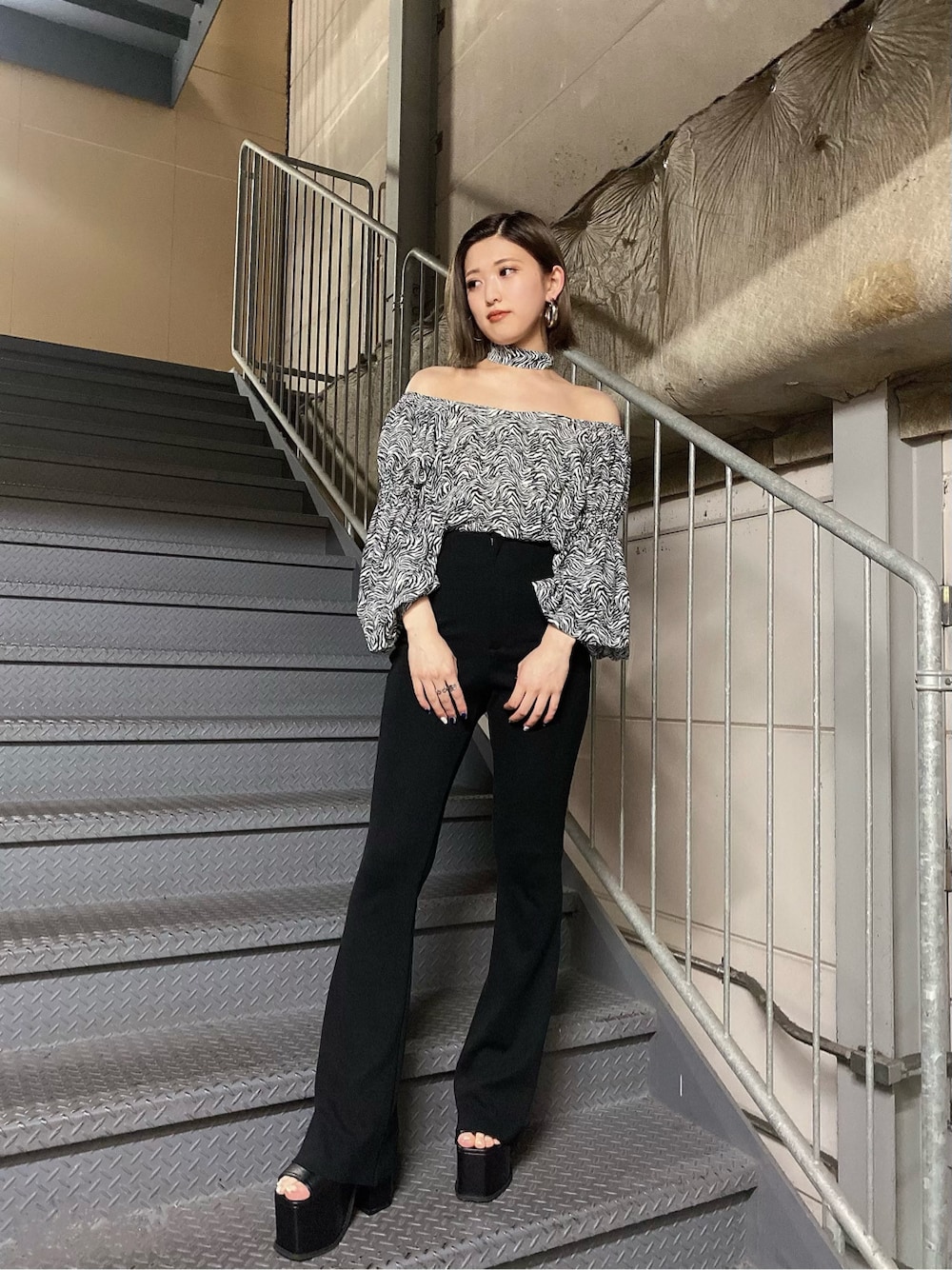 ブラック系のその他パンツ、ブラック系のサンダル、その他のシャツ/ブラウスを着用したレディースの春コーディネートの2枚目の写真