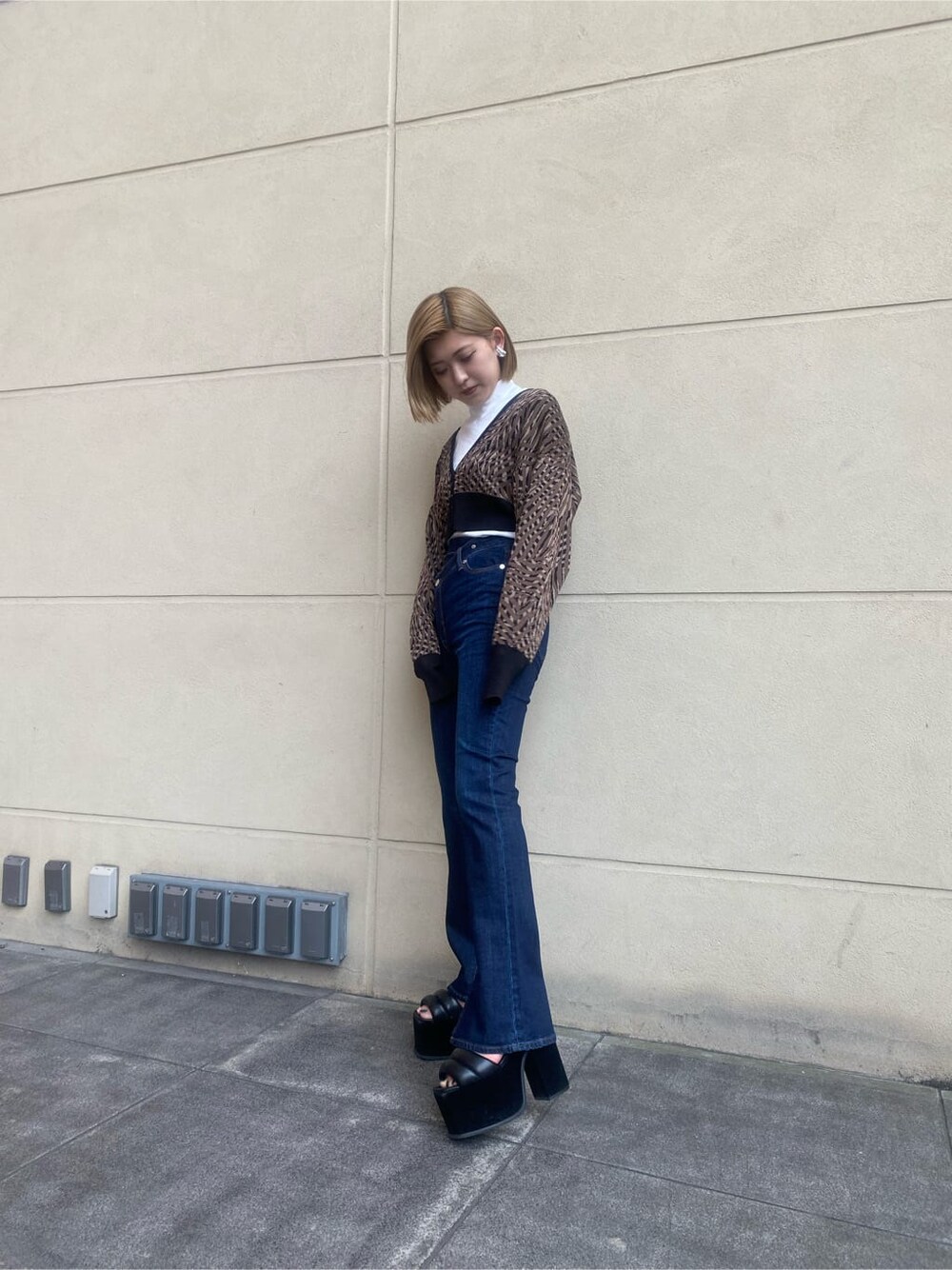 ブラック系のサンダル、その他のカーディガン/ボレロ、ホワイト系のTシャツ/カットソーを着用したレディースの秋コーディネートの3枚目の写真