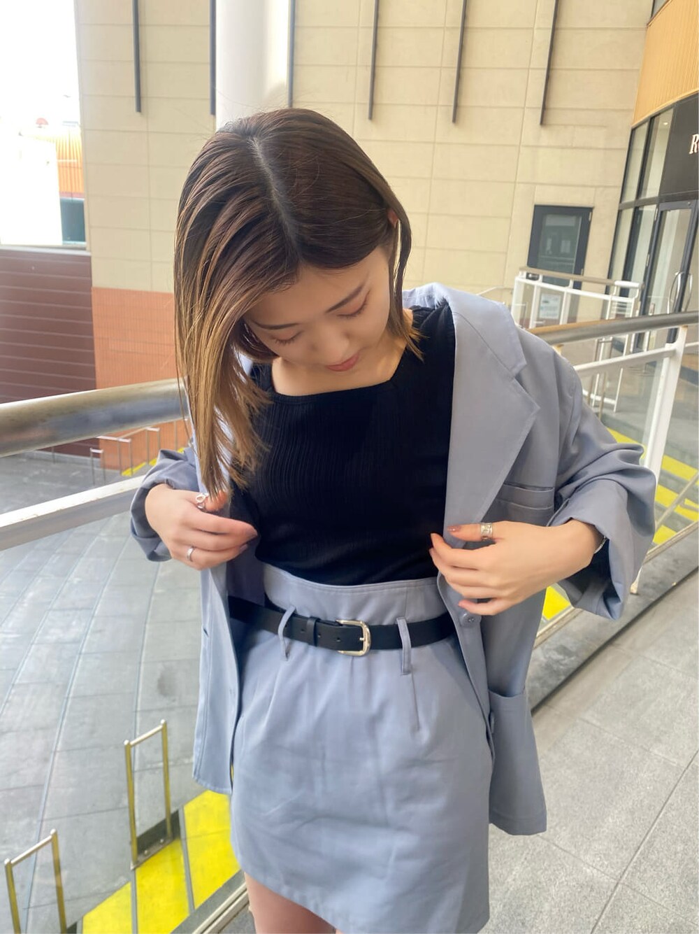 ブルー系のテーラードジャケット、ブラック系のサンダル、ブラック系のTシャツ/カットソーを着用したレディースの春コーディネートの5枚目の写真
