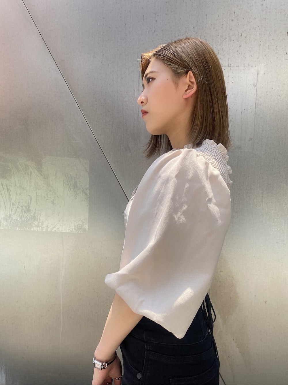 ブラック系のサンダル、ホワイト系のシャツ/ブラウス、ブラック系のデニムパンツを着用したレディースの夏コーディネートの2枚目の写真