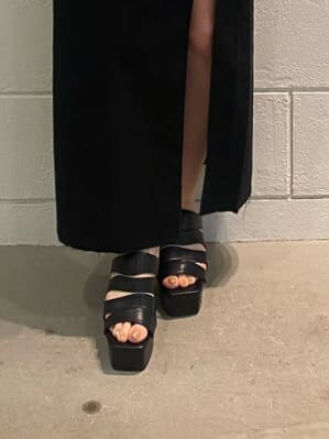 ブラック系のサンダル、ブラック系のスカート、ブルー系のTシャツ/カットソーを着用したレディースの夏コーディネートの8枚目の写真