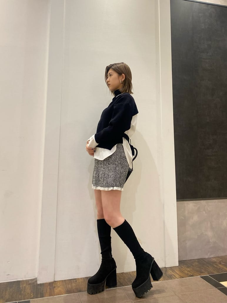 ブラック系のニット/セーター、その他のスカート、ブラック系のブーツを着用したレディースの冬コーディネートの2枚目の写真