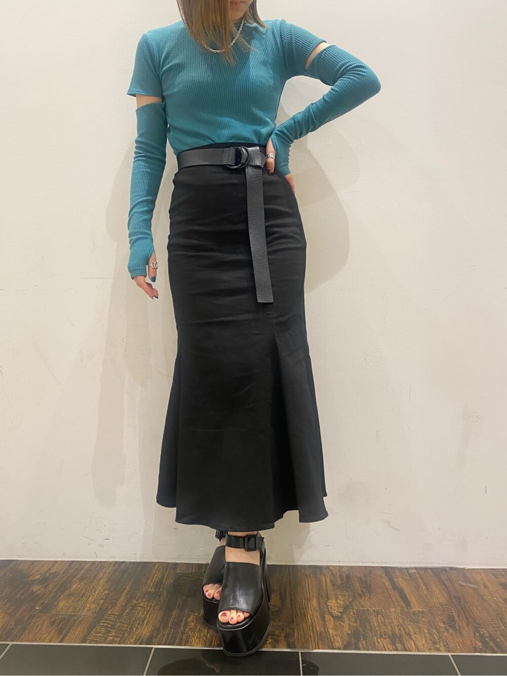 ブラック系のスカート、ブラック系のサンダル、ブルー系のTシャツ/カットソーを着用したレディースの春コーディネートの8枚目の写真