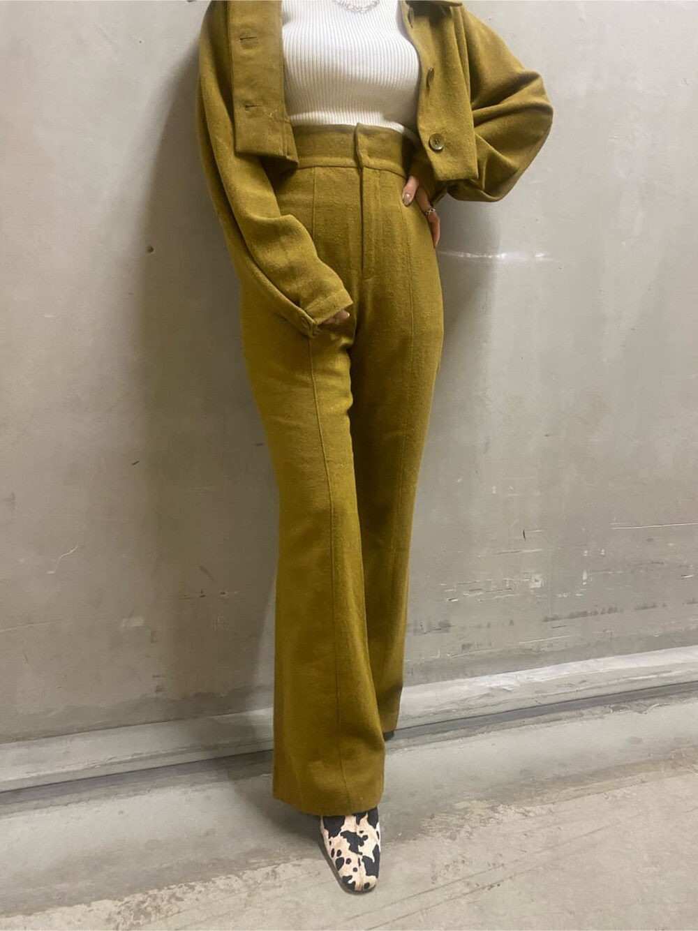 イエロー系のその他パンツ、イエロー系のその他アウター、その他のパンプスを着用したレディースの秋コーディネートの5枚目の写真