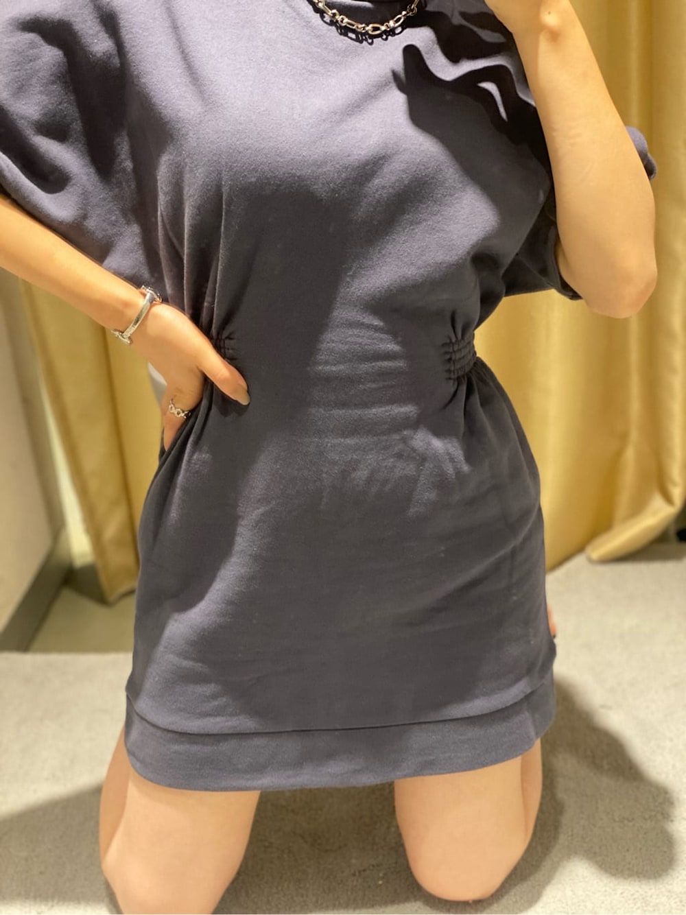 パープル系のワンピース、ブラック系のブーツを着用したレディースの秋コーディネートの3枚目の写真