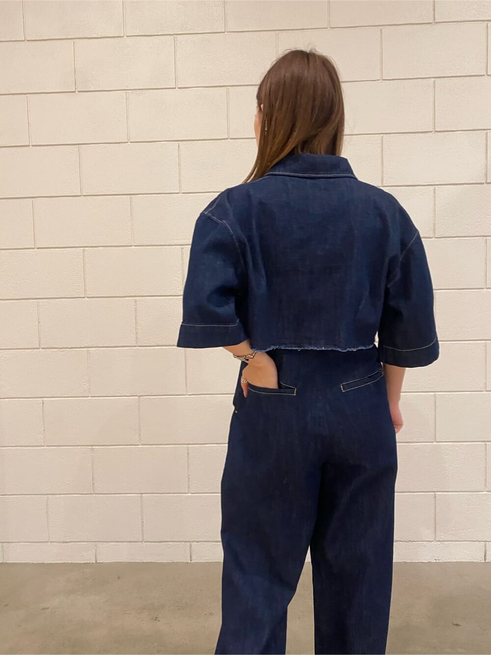 ブルー系のシャツ/ブラウス、ブラック系のサンダル、ホワイト系のニット/セーターを着用したレディースの夏コーディネートの5枚目の写真