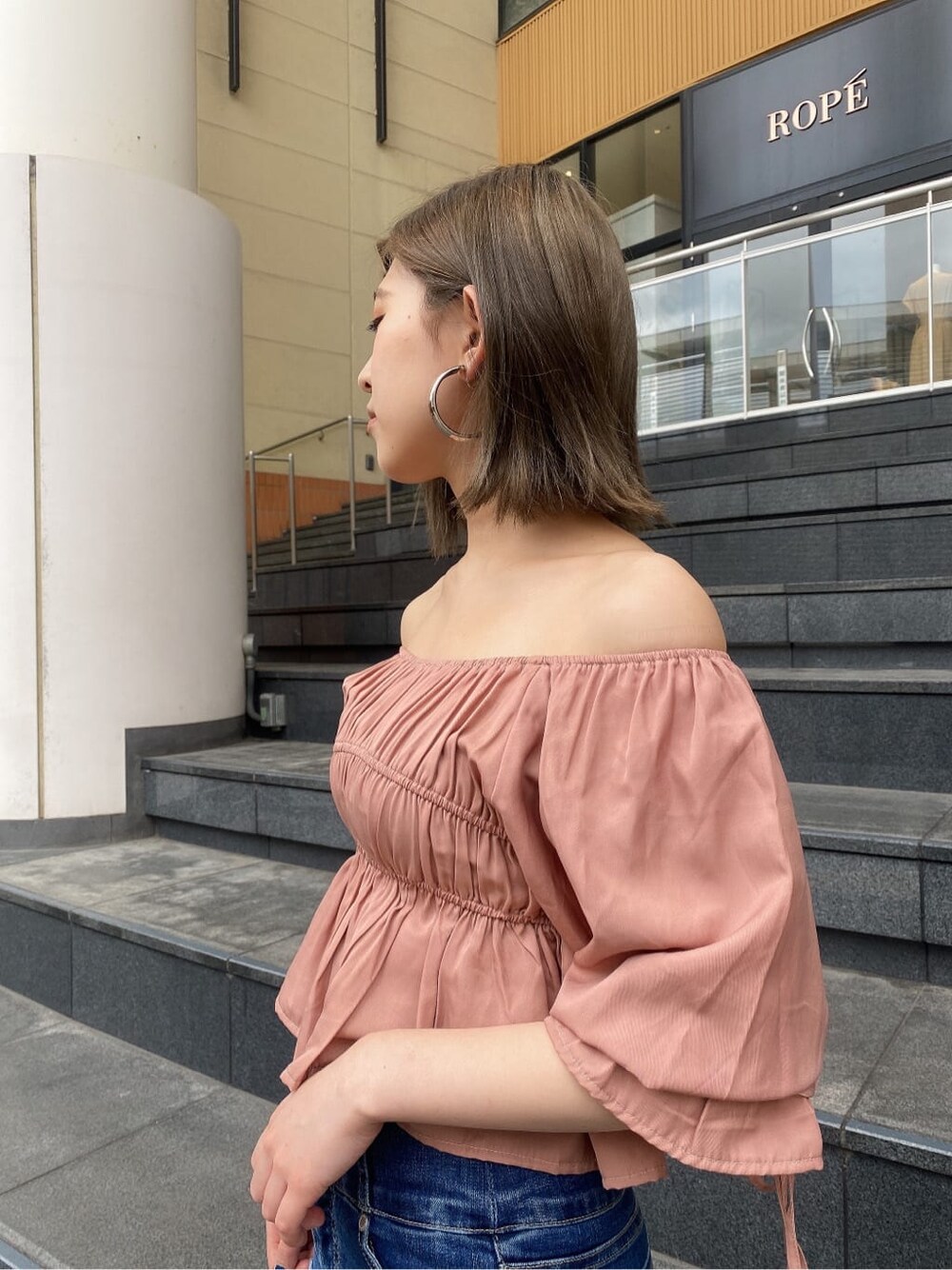 ホワイト系のサンダル、ブルー系のデニムパンツ、ピンク系のシャツ/ブラウスを着用したレディースの夏コーディネートの3枚目の写真