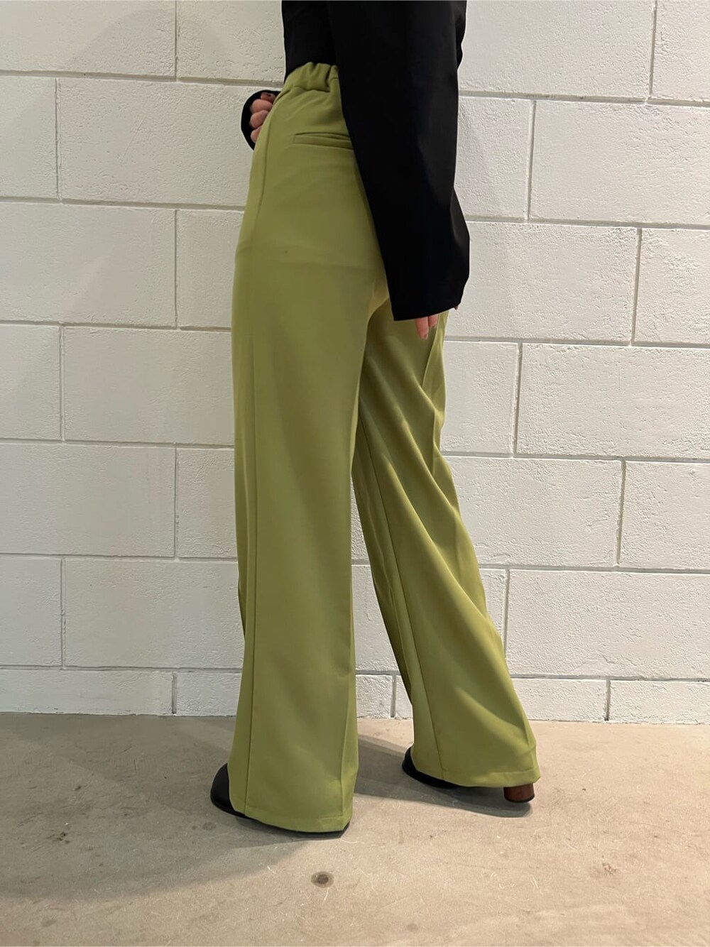 イエロー系のその他パンツ、ブラック系のTシャツ/カットソー、ブラック系のブーツを着用したレディースの春コーディネートの9枚目の写真