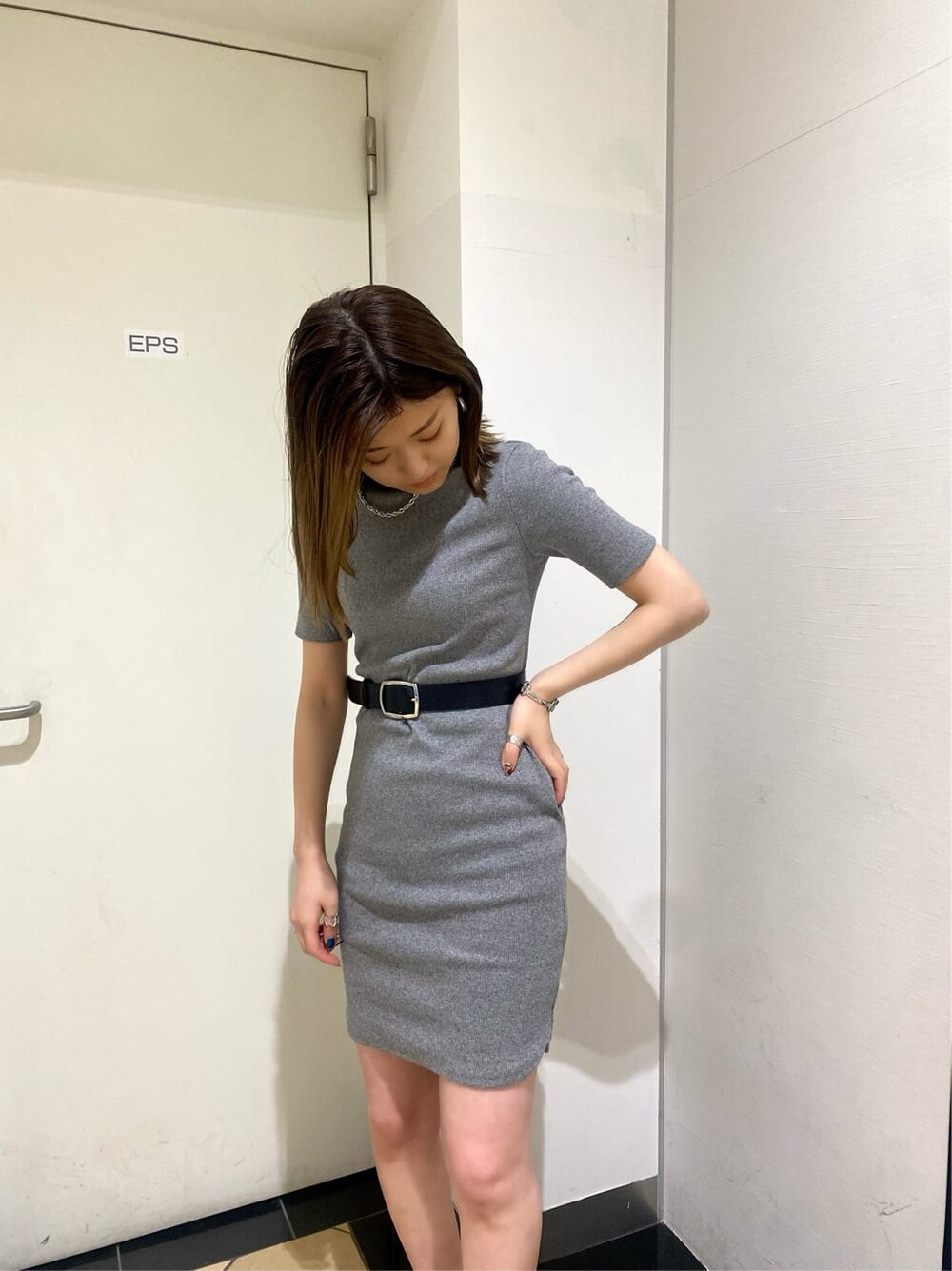 ブラック系のブルゾン、グレー系のワンピース、ブラック系のサンダルを着用したレディースの春コーディネートの8枚目の写真