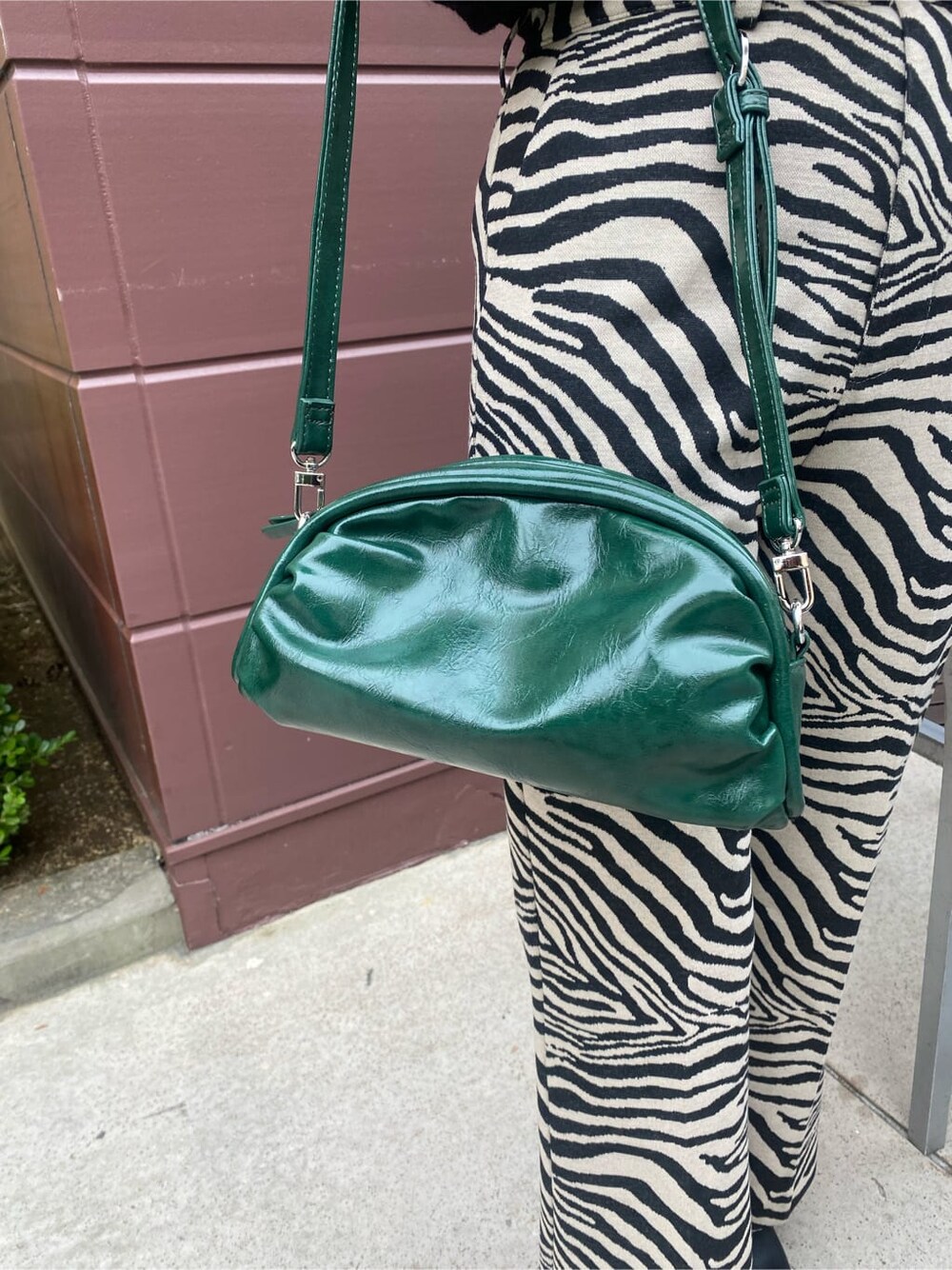 その他のその他パンツ、グリーン系のボディバッグ/ウエストポーチ、ブラック系のニット/セーターを着用したレディースの秋コーディネートの7枚目の写真