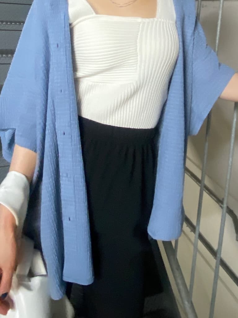 ブルー系のシャツ/ブラウス、ブラック系のサンダル、ホワイト系のニット/セーターを着用したレディースの夏コーディネートの3枚目の写真