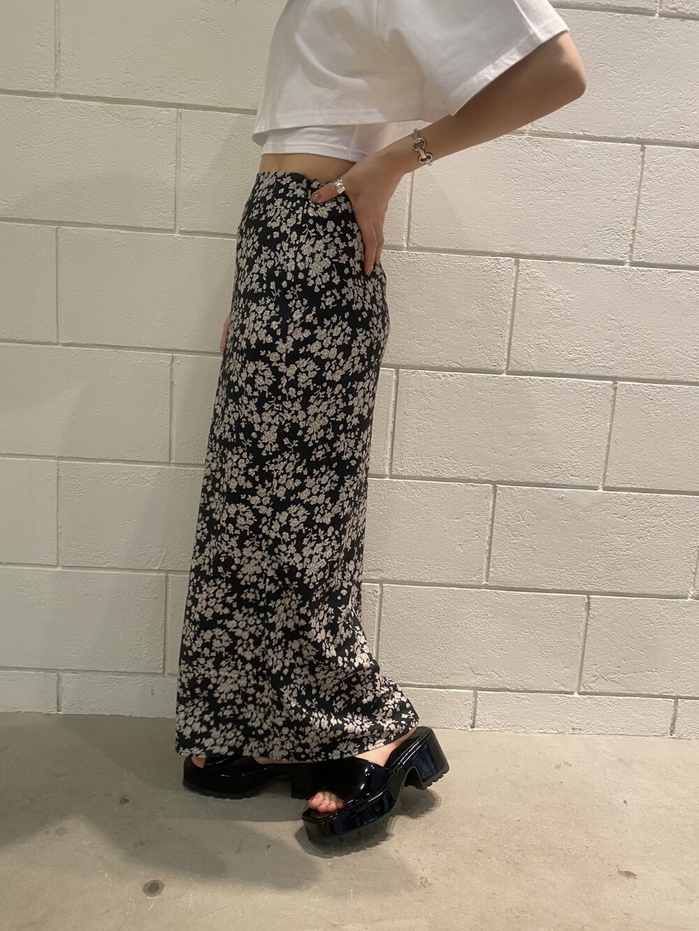 ブラック系のサンダル、ブラック系のシャツ/ブラウス、ホワイト系のTシャツ/カットソーを着用したレディースの春コーディネートの9枚目の写真