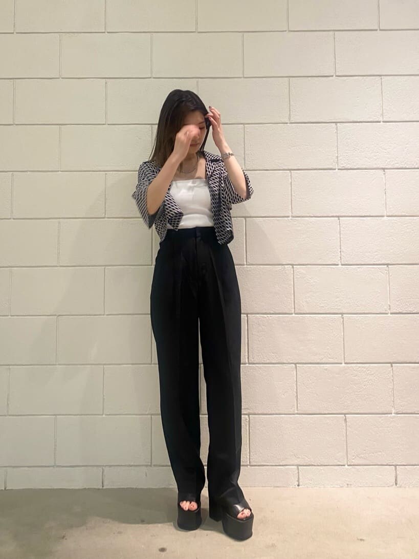 ホワイト系のキャミソール、ブラック系のサンダル、その他のシャツ/ブラウスを着用したレディースの春コーディネートの10枚目の写真