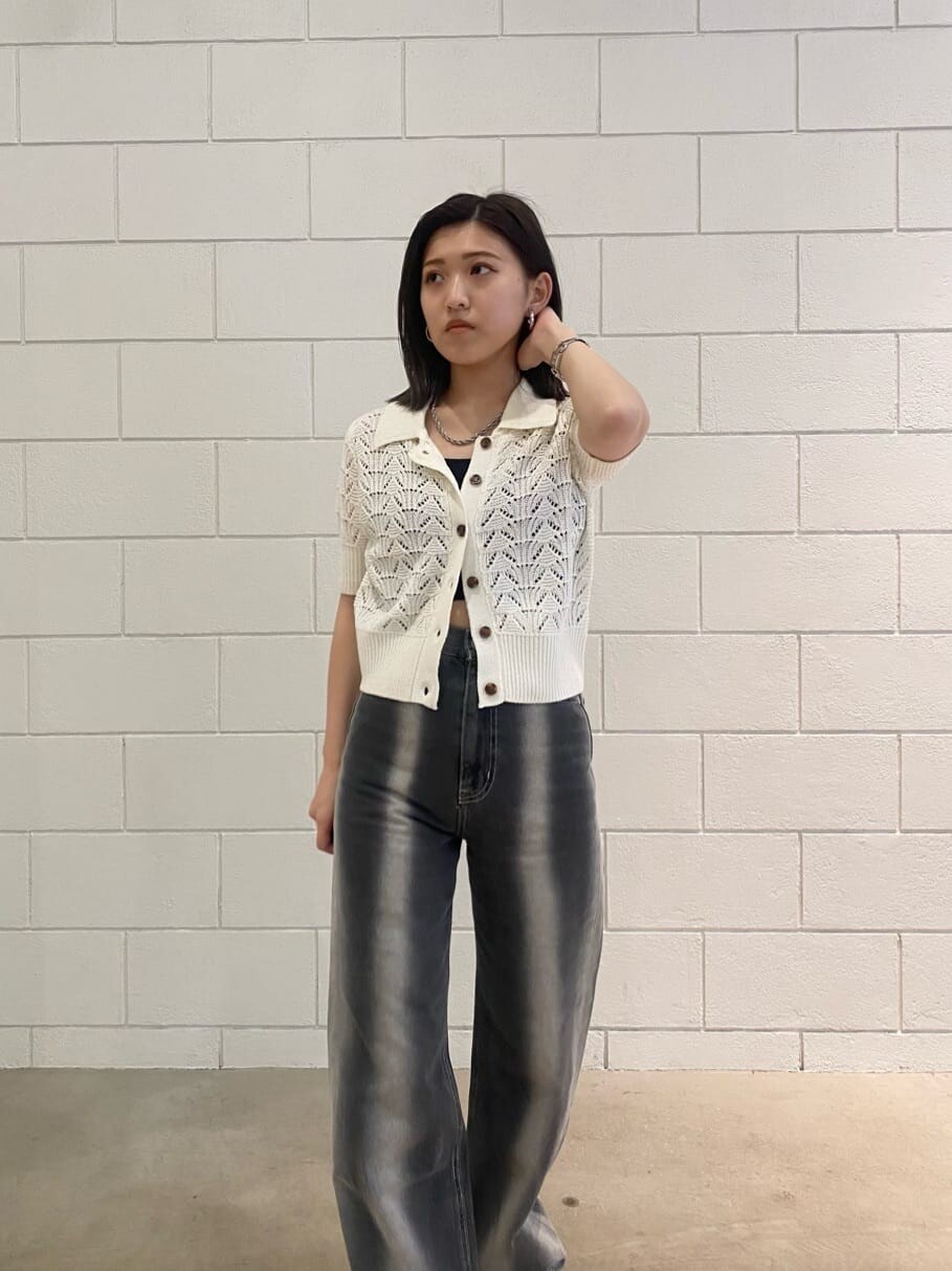 ブラック系のサンダル、ブラック系のデニムパンツ、ホワイト系のニット/セーターを着用したレディースの春コーディネートの8枚目の写真