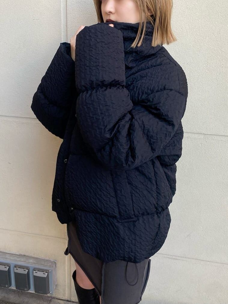 その他のブーツ、ブラック系のダウンジャケット/コート、グレー系のワンピースを着用したレディースの秋コーディネートの4枚目の写真