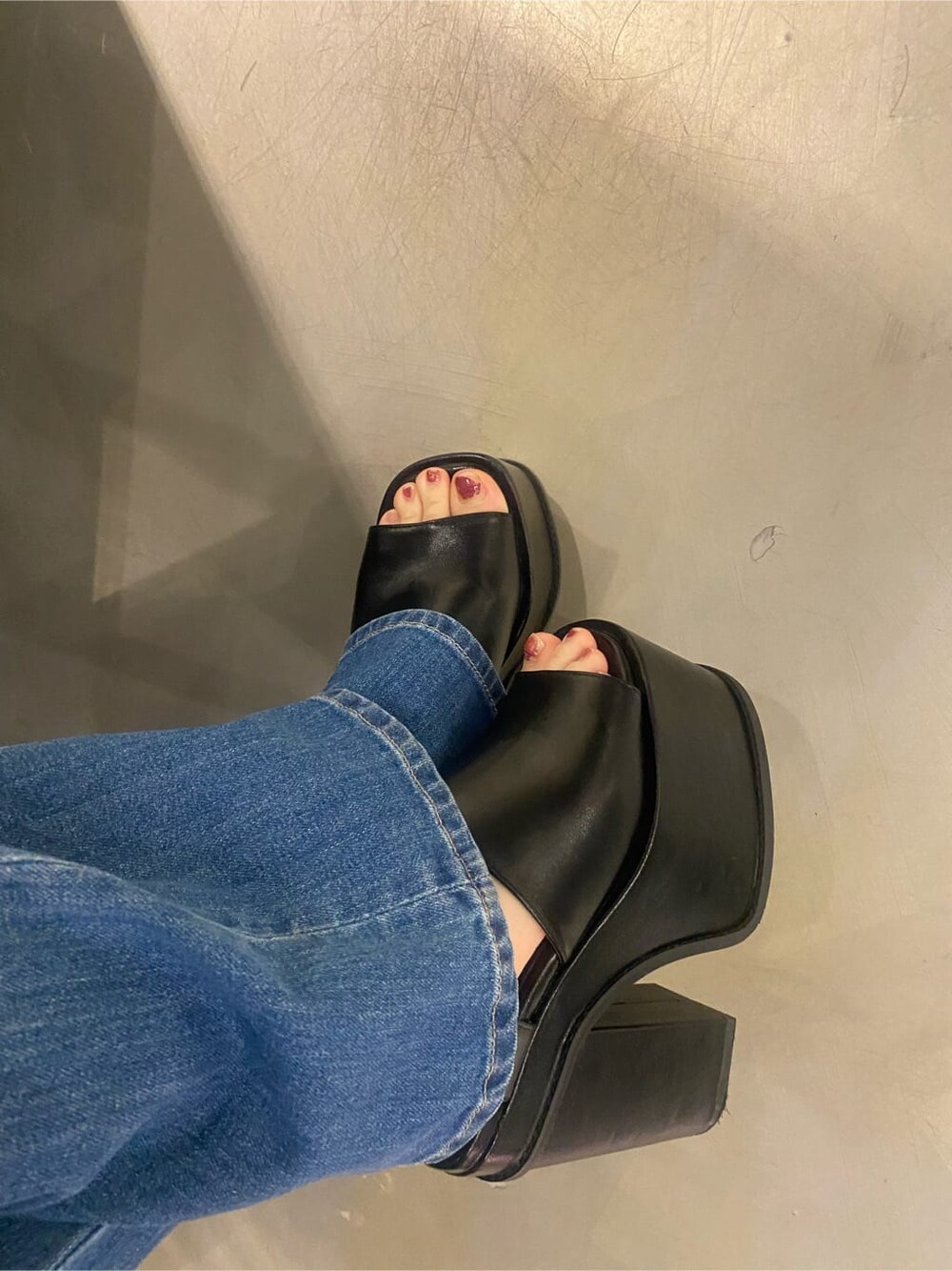 ブラック系のキャミソール、ブラック系のサンダル、その他のシャツ/ブラウスを着用したレディースの春コーディネートの8枚目の写真