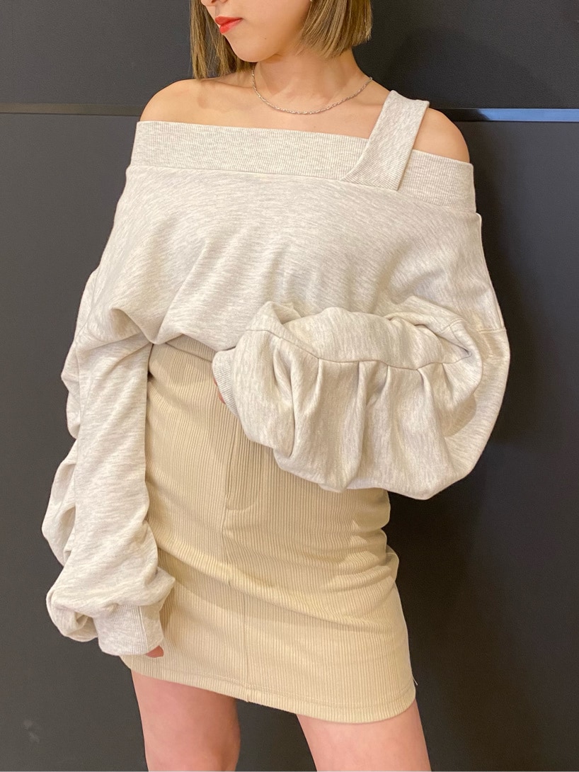 ブラック系のスカート、ブラック系のトレンチコート、グレー系のスウェットを着用したレディースの春コーディネートの3枚目の写真