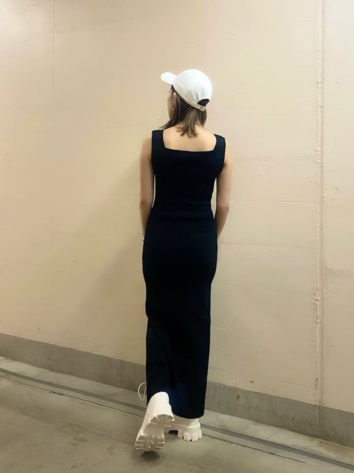 ホワイト系のブーツ、イエロー系のショルダーバッグ、ブラック系のワンピースを着用したレディースの春コーディネートの6枚目の写真