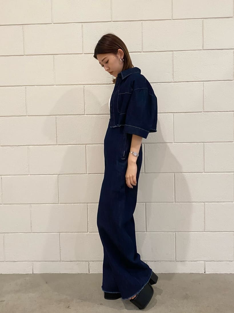 ブルー系のシャツ/ブラウス、ブラック系のサンダル、ホワイト系のニット/セーターを着用したレディースの夏コーディネートの3枚目の写真