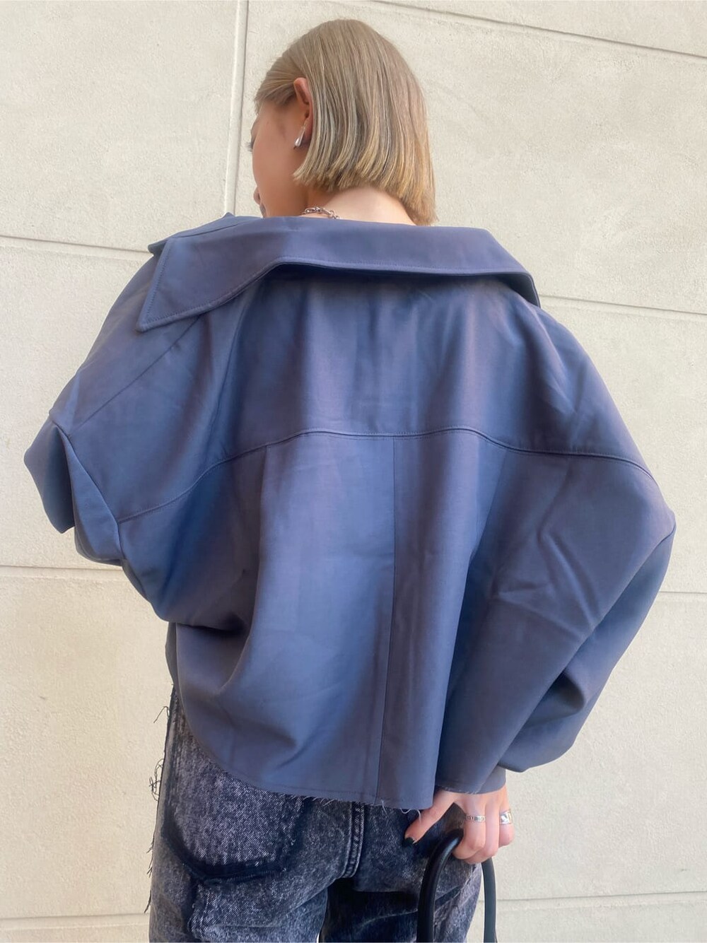 ブルー系のテーラードジャケット、ブラック系のハンドバッグ、ホワイト系のTシャツ/カットソーを着用したレディースの夏コーディネートの7枚目の写真