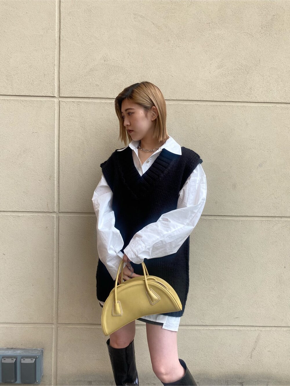 ホワイト系のシャツ/ブラウス、グレー系のスカート、その他のブーツを着用したレディースの秋コーディネートの3枚目の写真