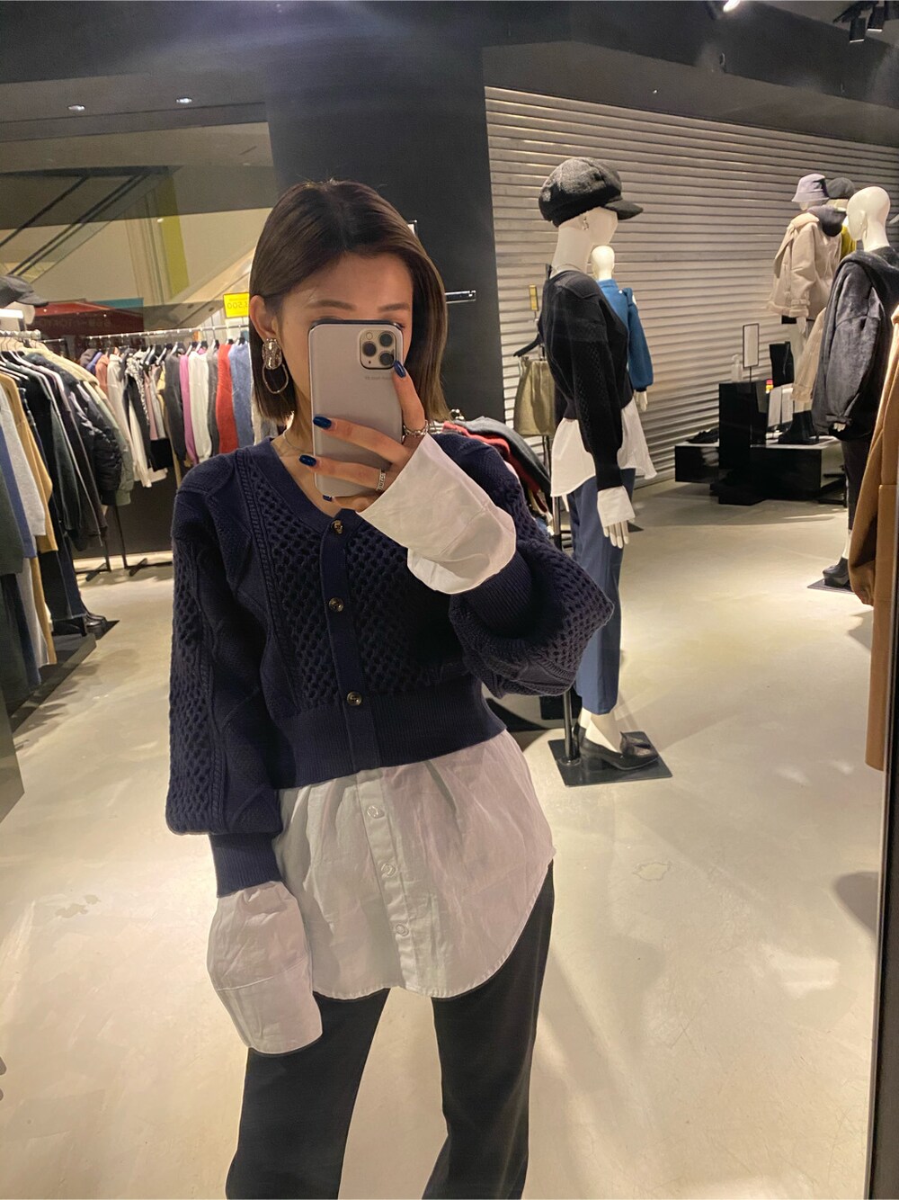 ブラック系のその他パンツ、ブラック系のブーツ、シルバー系のイヤリングを着用したレディースの冬コーディネートの2枚目の写真