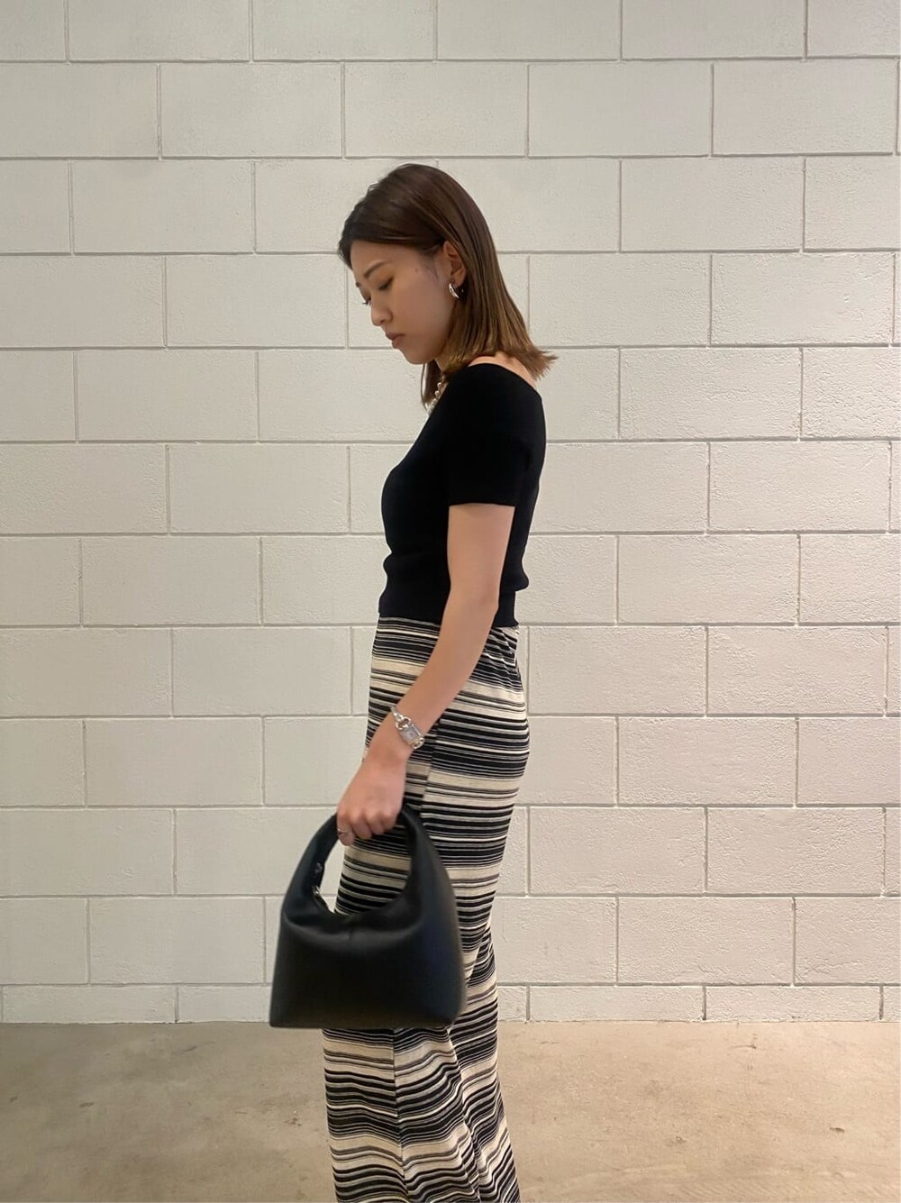 その他のその他パンツ、ブラック系のサンダル、ブラック系のニット/セーターを着用したレディースの夏コーディネートの4枚目の写真