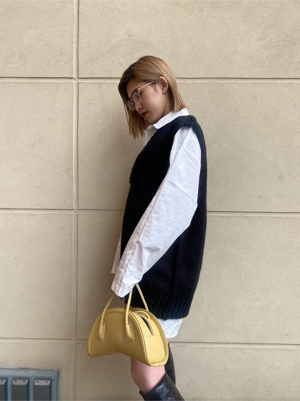 ホワイト系のシャツ/ブラウス、グレー系のスカート、その他のブーツを着用したレディースの秋コーディネートの4枚目の写真