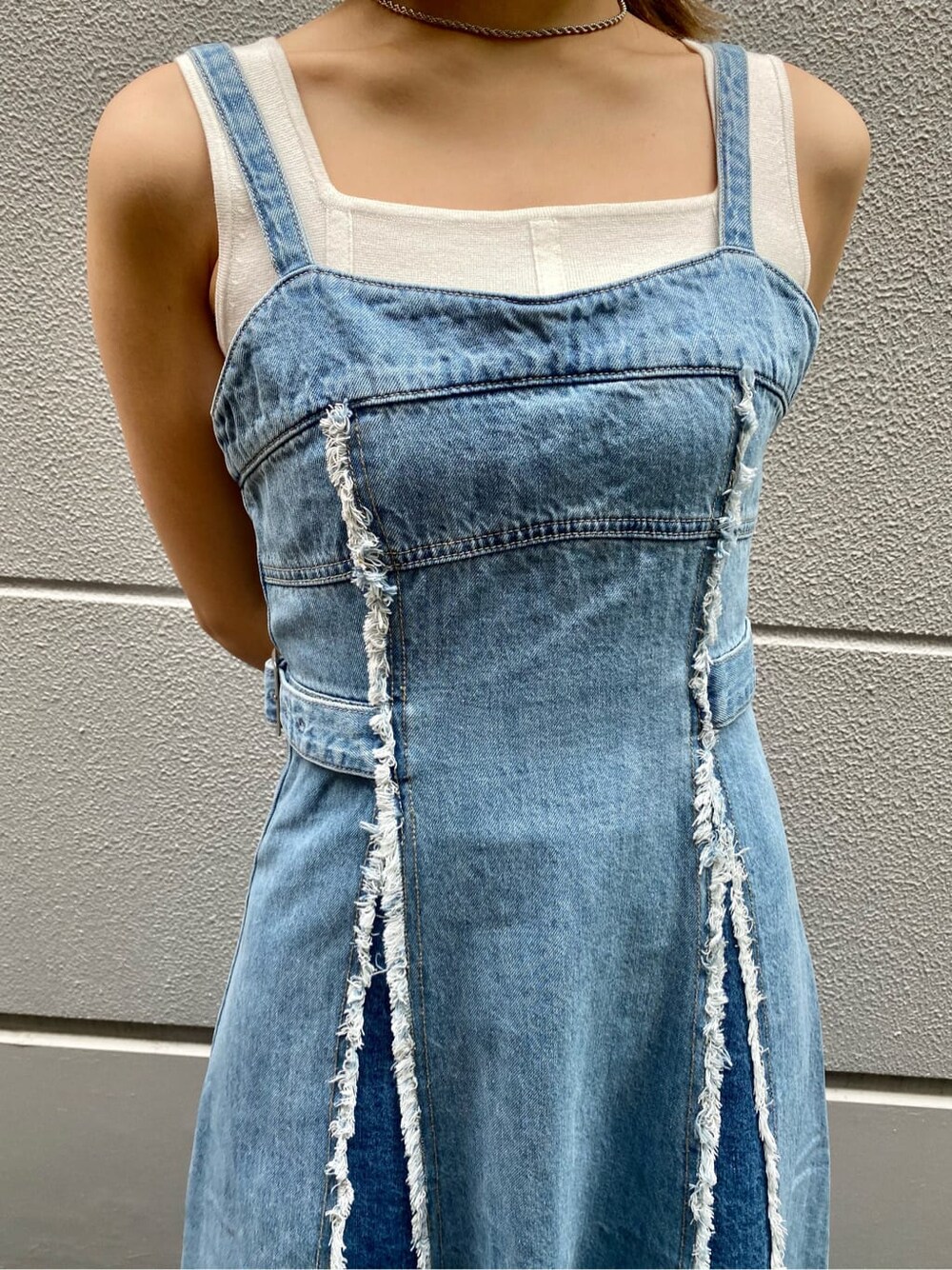 ホワイト系のタンクトップ、ブルー系のワンピース、ホワイト系のサンダルを着用したレディースの夏コーディネートの2枚目の写真