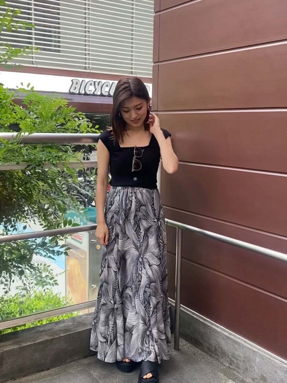 ブラック系のサンダル、ブラック系のタンクトップ、その他のスカートを着用したレディースの夏コーディネートの2枚目の写真