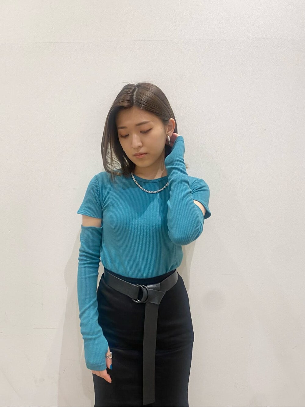 ブラック系のスカート、ブラック系のサンダル、ブルー系のTシャツ/カットソーを着用したレディースの春コーディネートの5枚目の写真