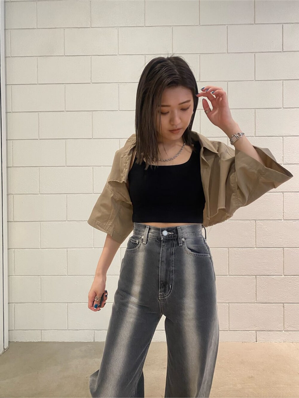 ベージュ系のシャツ/ブラウス、ブラック系のデニムパンツ、ブラック系のサンダルを着用したレディースの春コーディネートの8枚目の写真