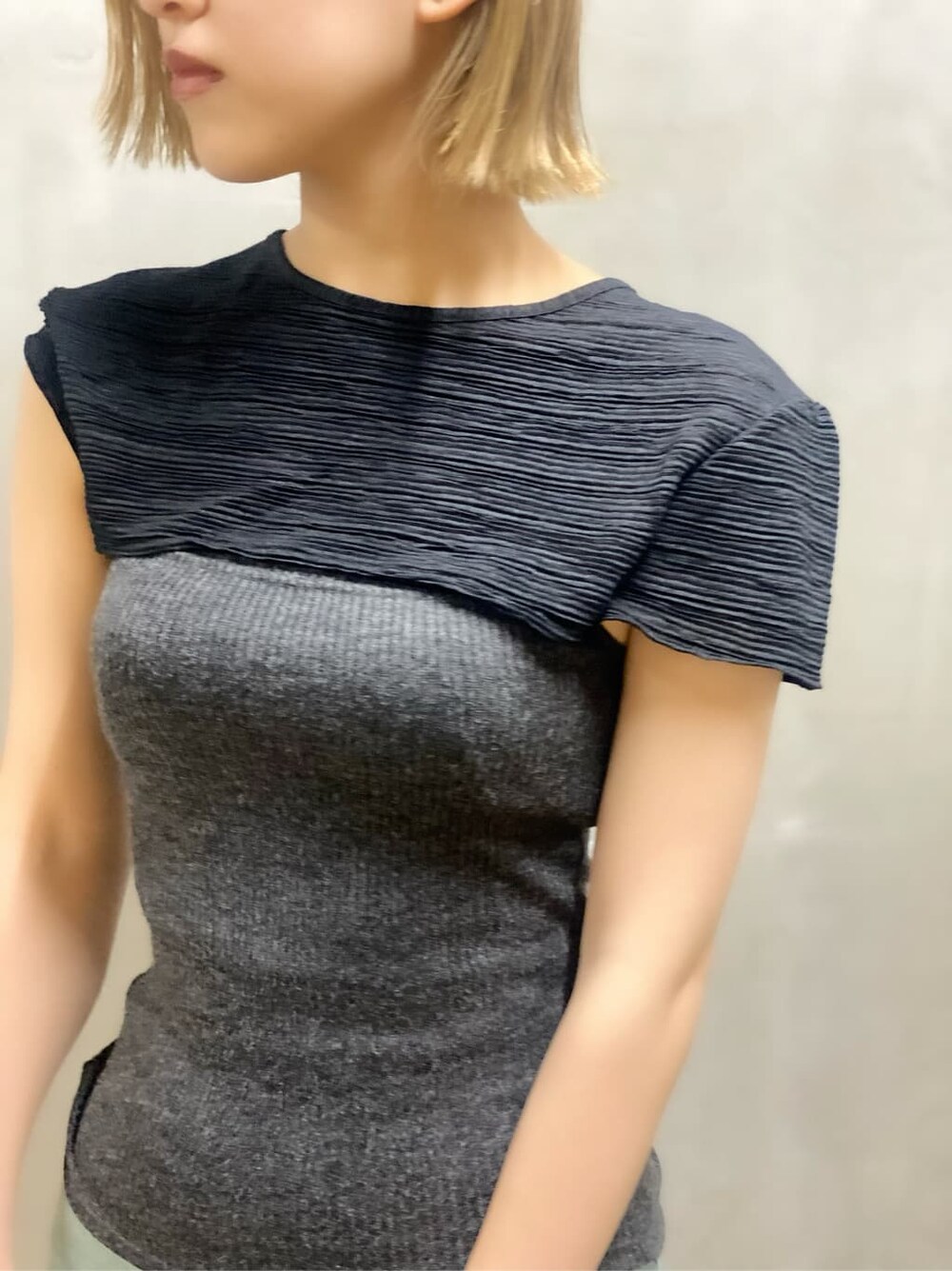 ブラック系のローファー、その他のブルゾン、グリーン系のその他パンツを着用したレディースの秋コーディネートの5枚目の写真