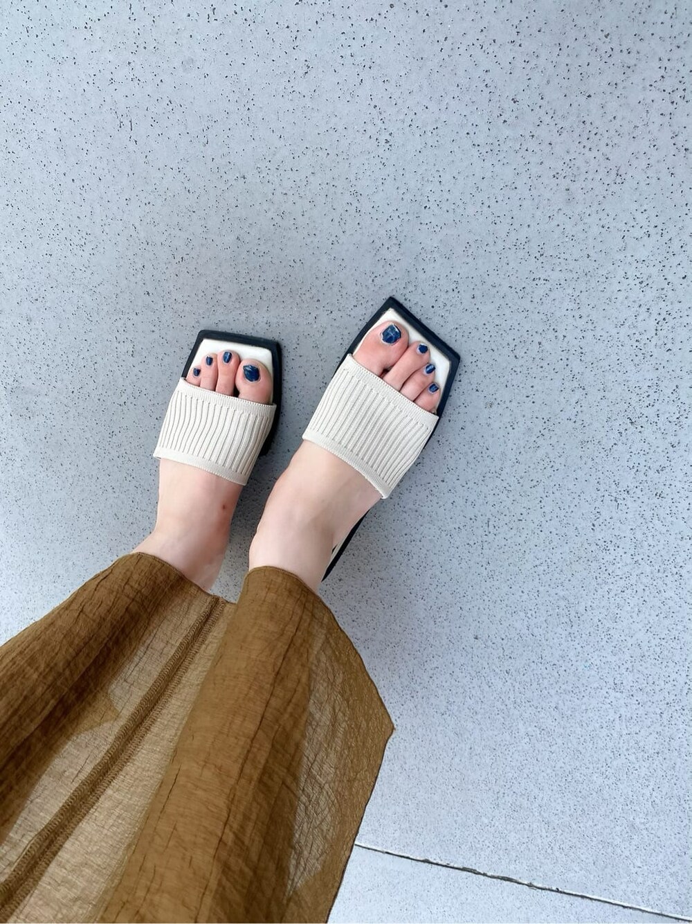 ベージュ系のワンピース、ホワイト系のサンダルを着用したレディースの夏コーディネートの6枚目の写真