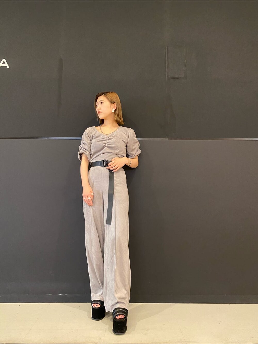 グレー系のその他パンツ、ブラック系のサンダル、グレー系のTシャツ/カットソーを着用したレディースの夏コーディネートの2枚目の写真