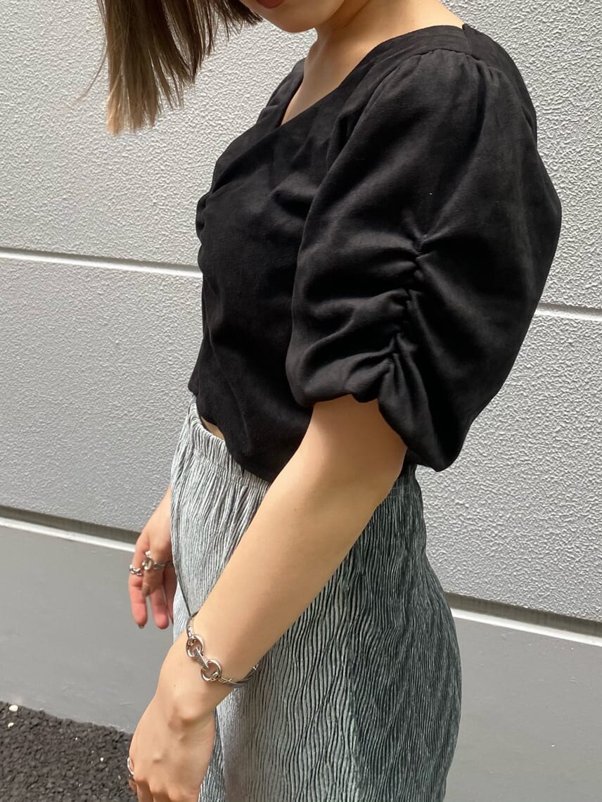 グリーン系のその他パンツ、ブラック系のサンダル、ブラック系のハンドバッグを着用したレディースの夏コーディネートの4枚目の写真