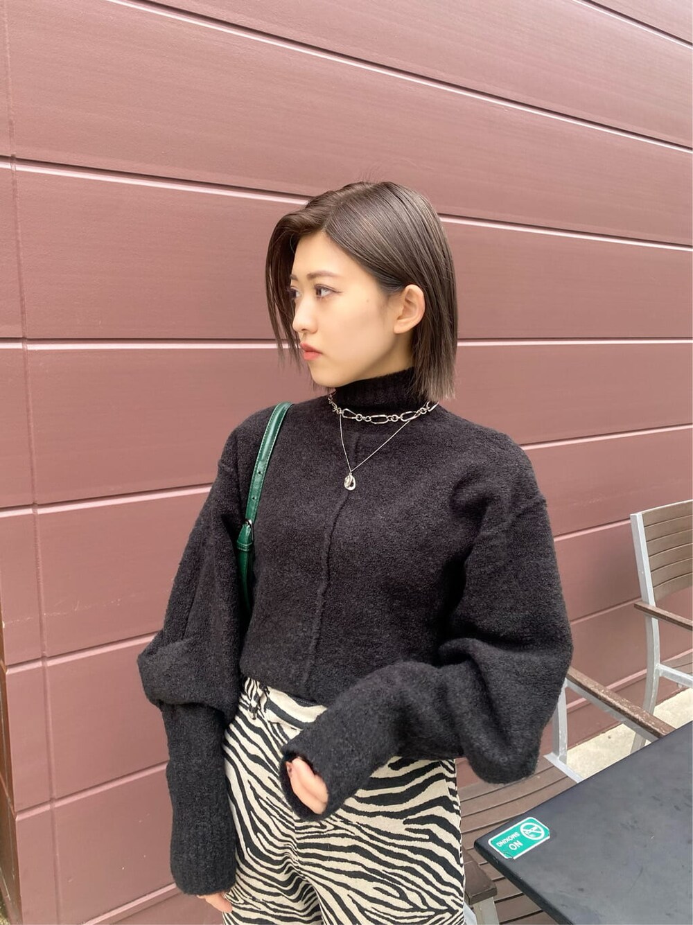 その他のその他パンツ、グリーン系のボディバッグ/ウエストポーチ、ブラック系のニット/セーターを着用したレディースの秋コーディネートの3枚目の写真