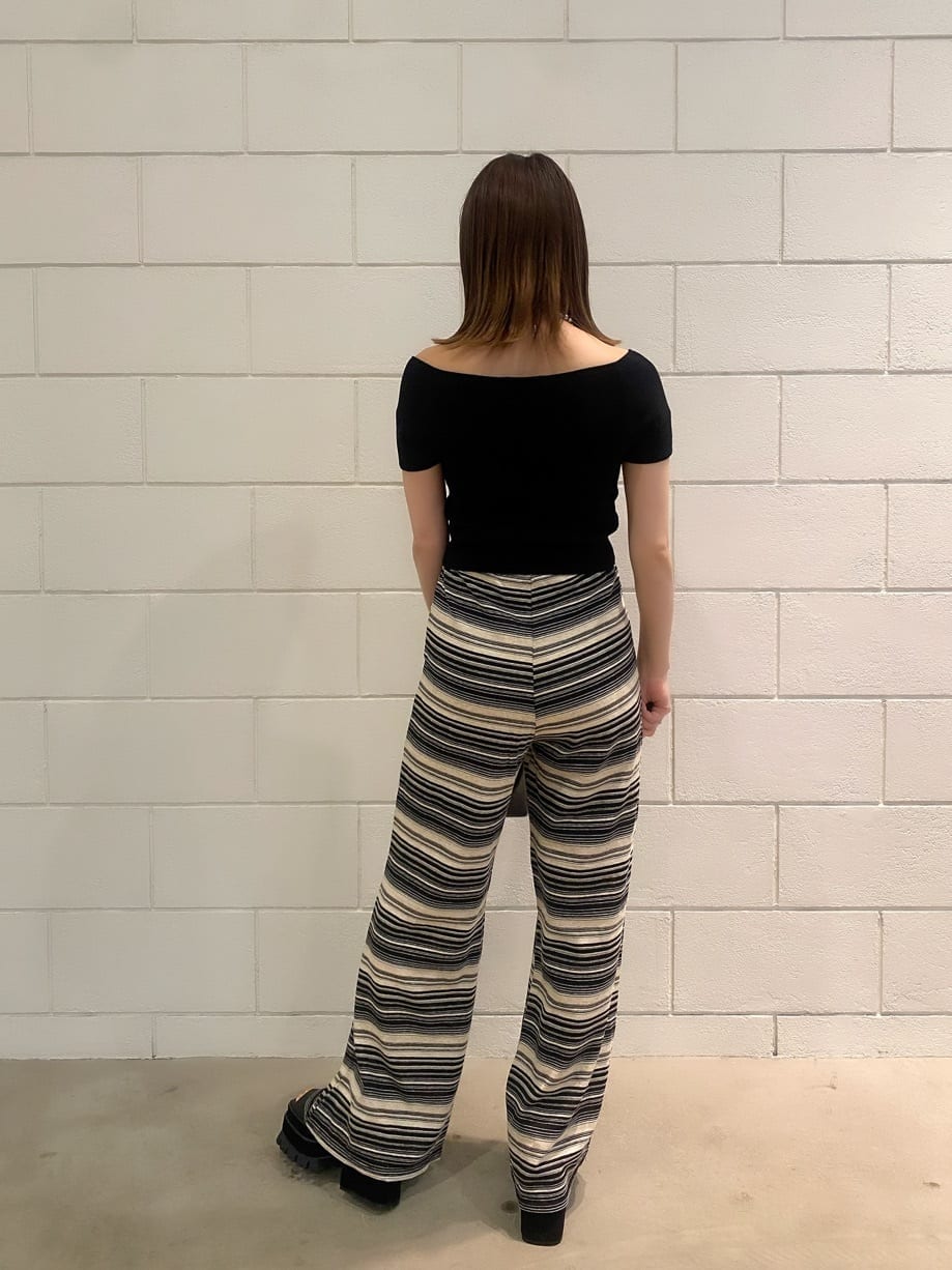 その他のその他パンツ、ブラック系のサンダル、ブラック系のニット/セーターを着用したレディースの夏コーディネートの3枚目の写真