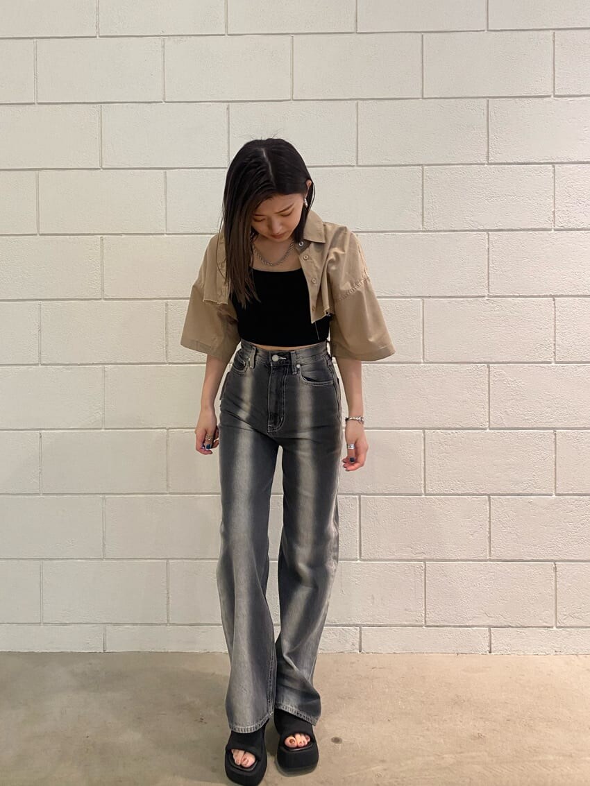 ベージュ系のシャツ/ブラウス、ブラック系のデニムパンツ、ブラック系のサンダルを着用したレディースの春コーディネートの6枚目の写真