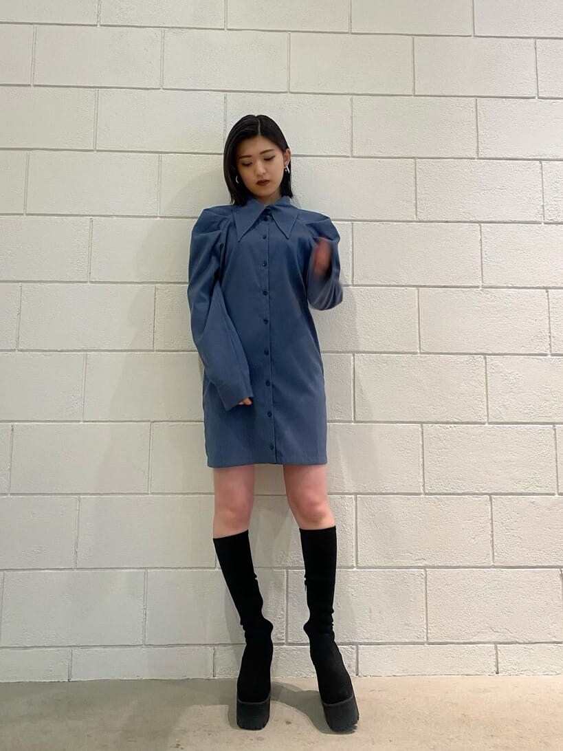 ブルー系のワンピース、ブラック系のブーツを着用したレディースの冬コーディネートの3枚目の写真