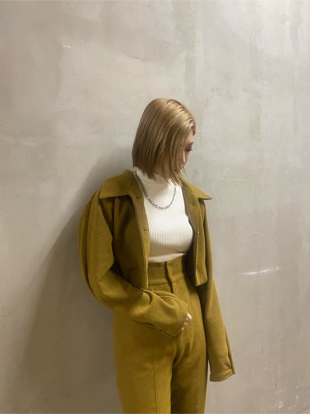 イエロー系のその他パンツ、イエロー系のその他アウター、その他のパンプスを着用したレディースの秋コーディネートの2枚目の写真