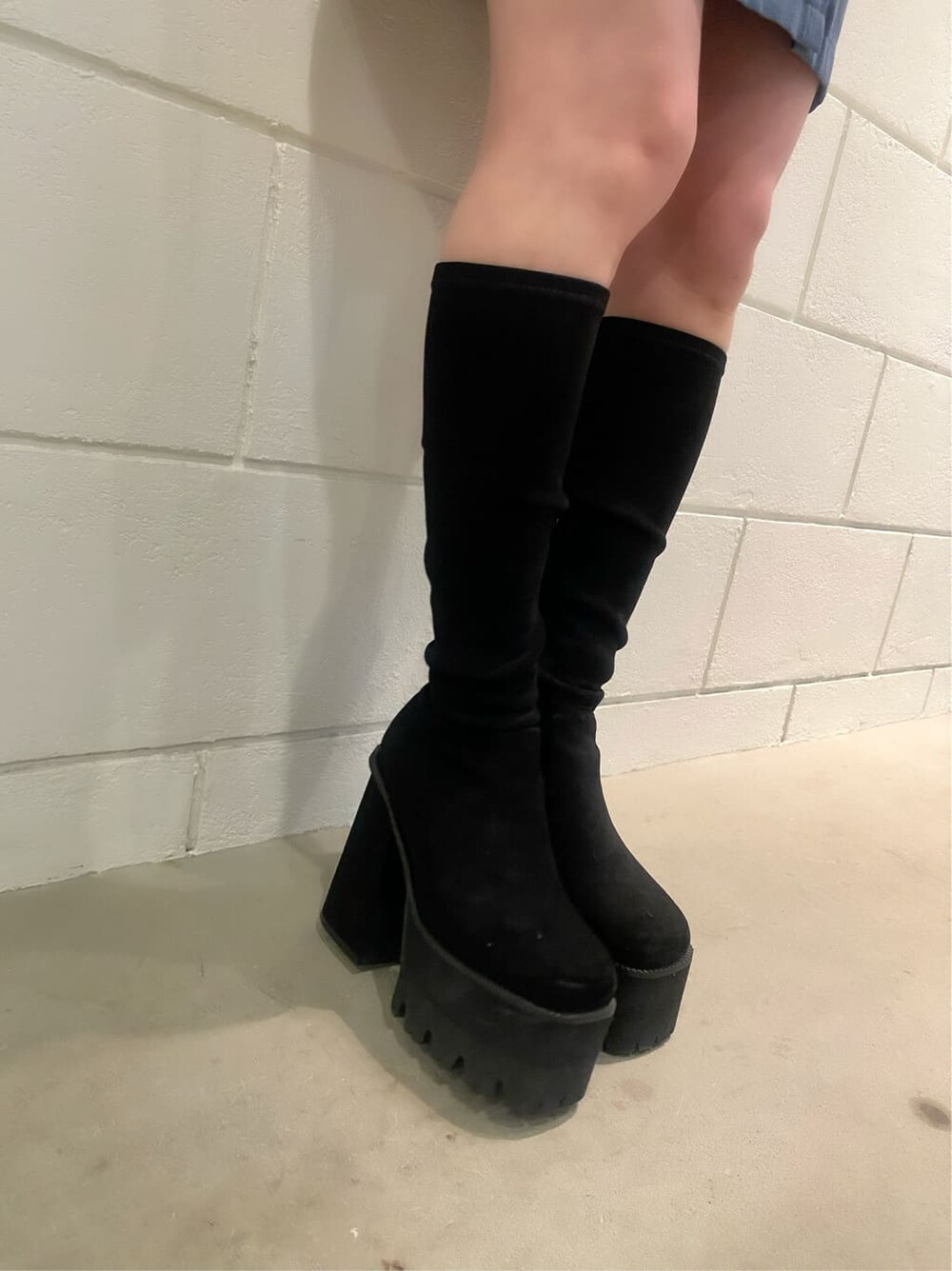 ブルー系のワンピース、ブラック系のブーツを着用したレディースの冬コーディネートの10枚目の写真