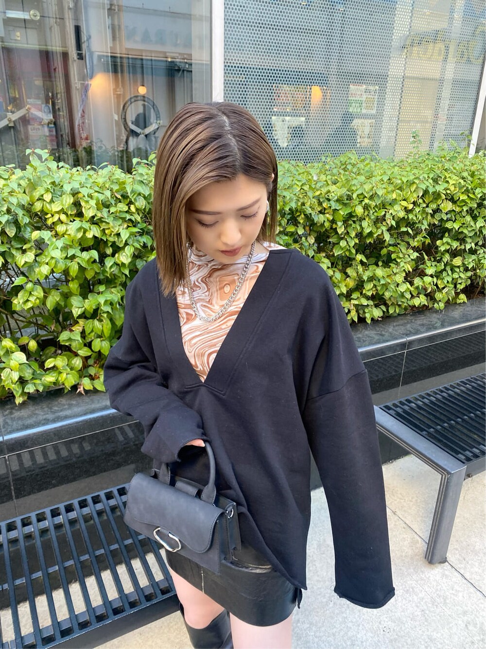 ブラック系のスカート、その他のTシャツ/カットソー、ブラック系のブーツを着用したレディースの冬コーディネートの2枚目の写真