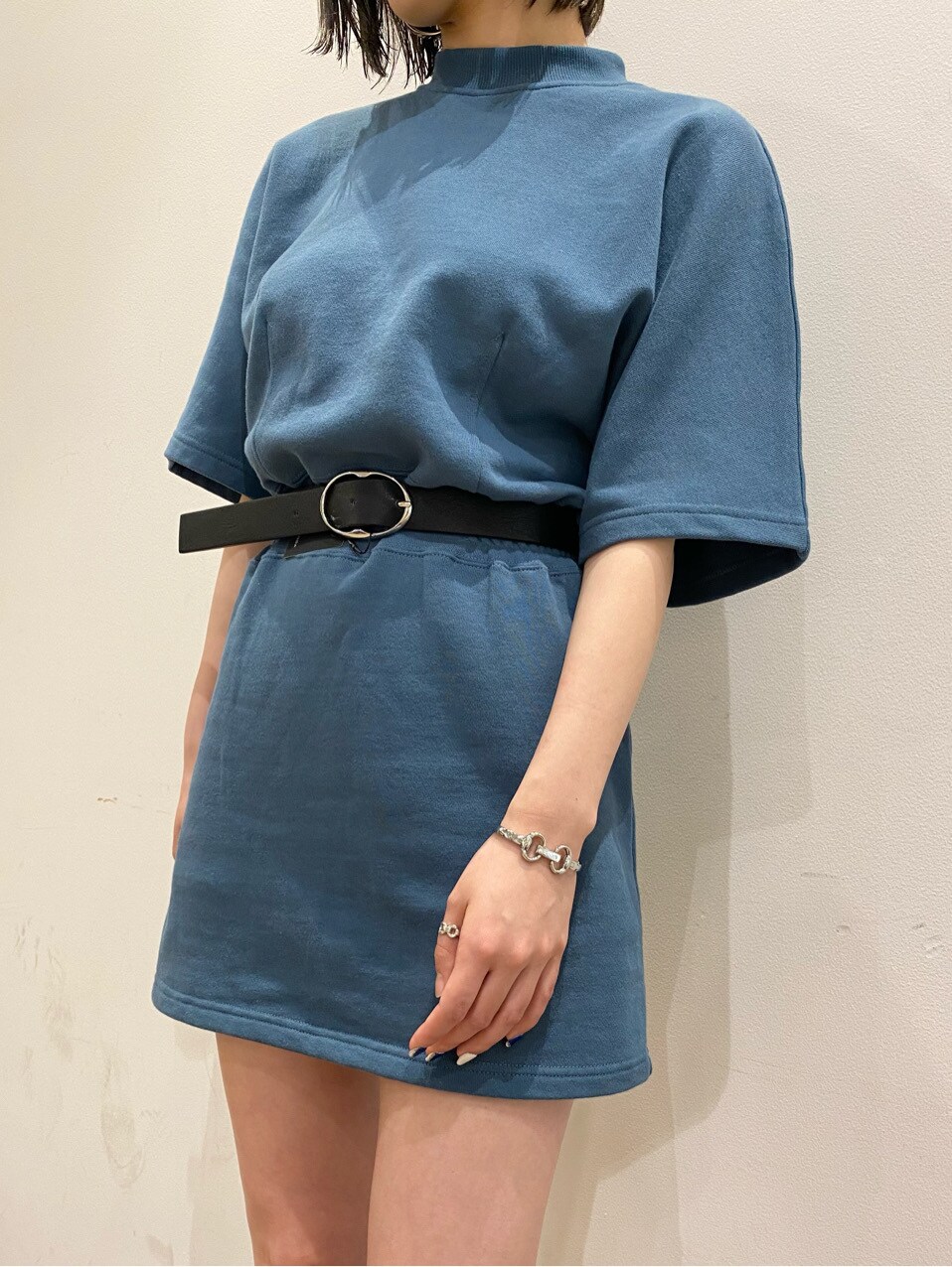 ブルー系のワンピース、ブラック系のサンダル、ブラック系のベルトを着用したレディースの春コーディネートの2枚目の写真