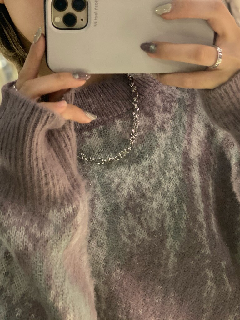 パープル系のニット/セーターを着用したレディースの冬コーディネートの3枚目の写真