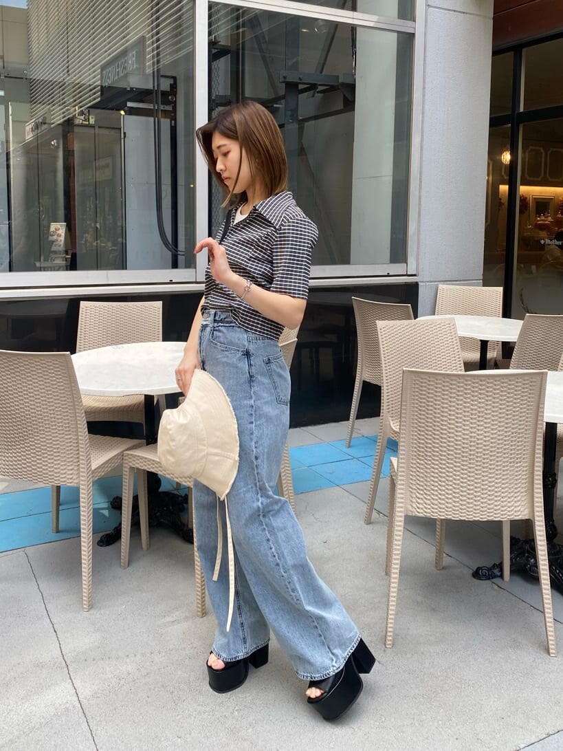 ブラック系のサンダル、ブルー系のデニムパンツ、その他のシャツ/ブラウスを着用したレディースの春コーディネートの2枚目の写真