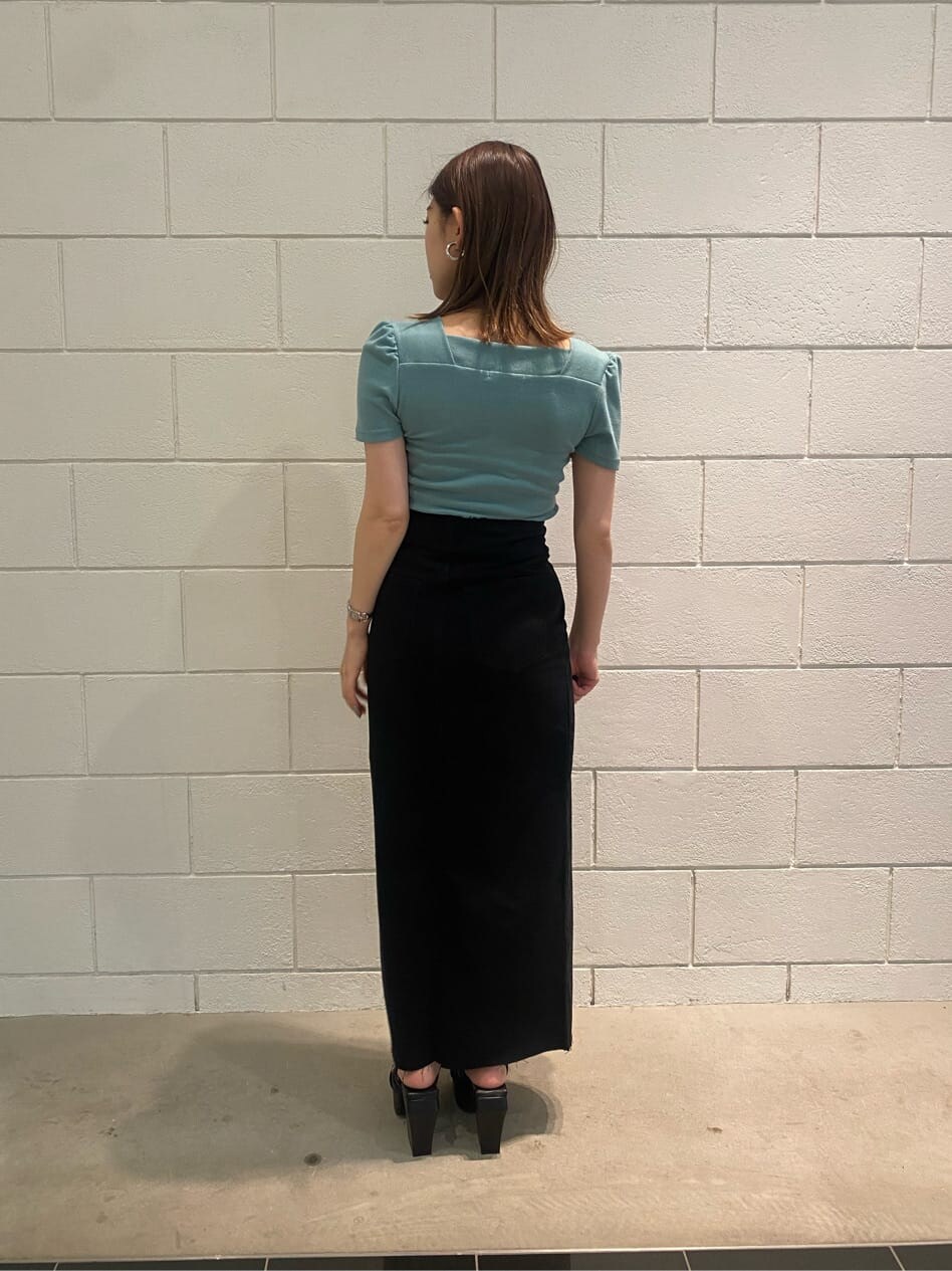 ブラック系のサンダル、ブラック系のスカート、ブルー系のTシャツ/カットソーを着用したレディースの夏コーディネートの3枚目の写真