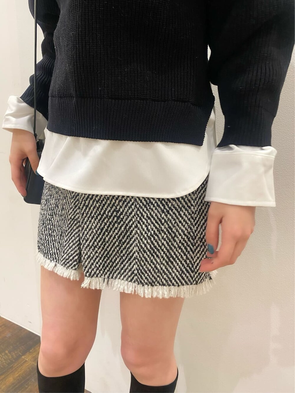 ブラック系のニット/セーター、その他のスカート、ブラック系のブーツを着用したレディースの冬コーディネートの6枚目の写真